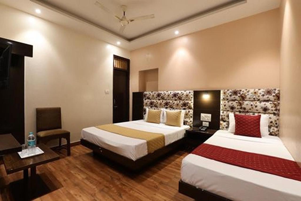 Amrit Hotel Nueva Delhi Exterior foto