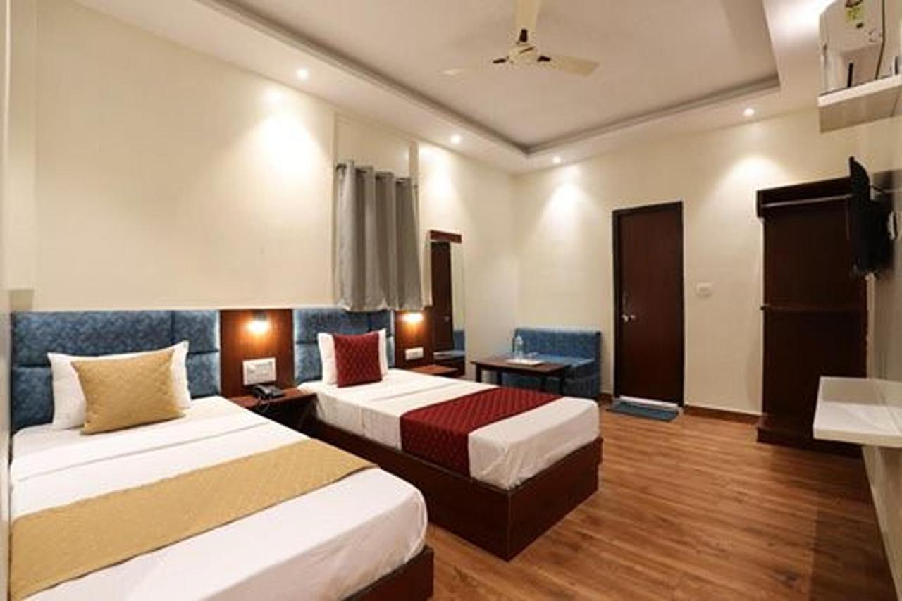 Amrit Hotel Nueva Delhi Exterior foto
