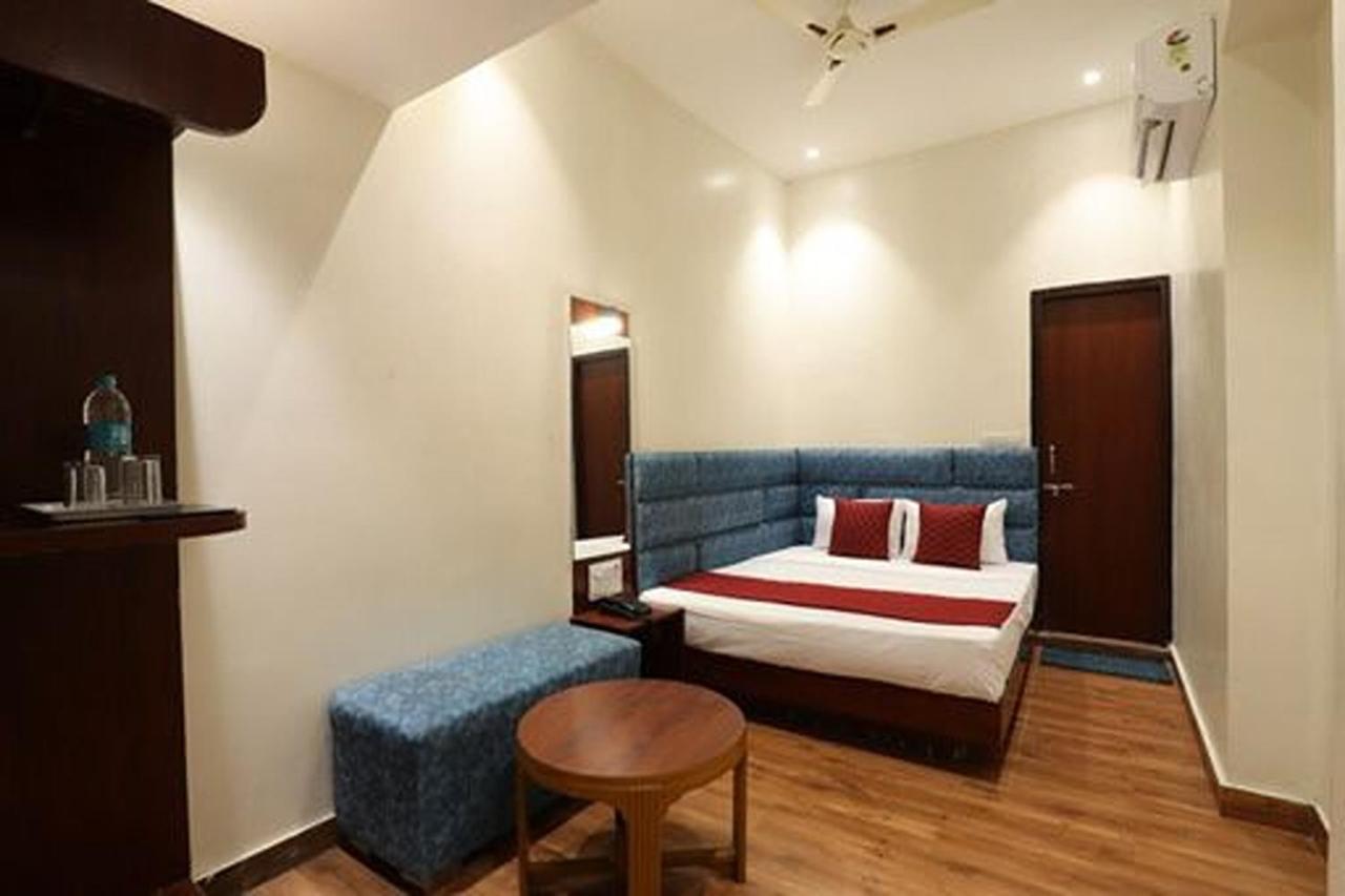 Amrit Hotel Nueva Delhi Exterior foto